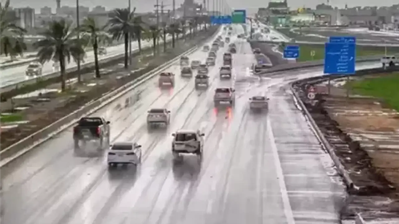 توقعات هطول أمطار ونشاط رياح مثيرة للأتربة في عدة مناطق داخل السعودية اليوم